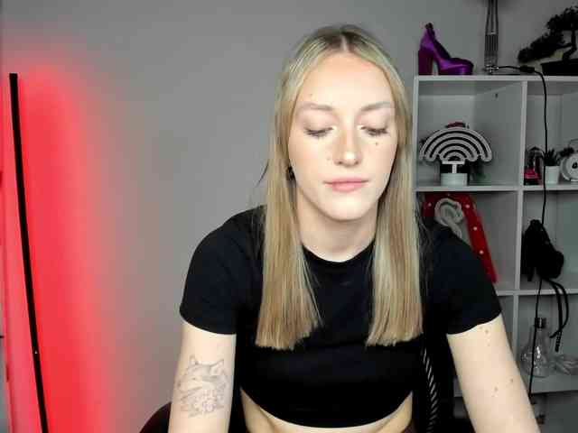 EvelynBlond26 webcam