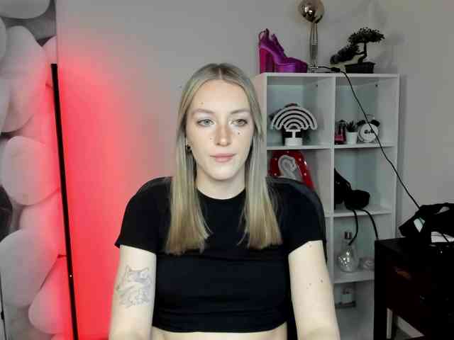 EvelynBlond26 webcam
