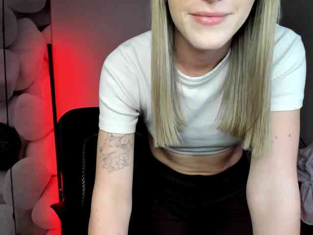 EvelynBlond26 webcam