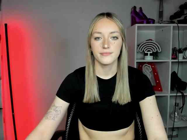 EvelynBlond26 webcam