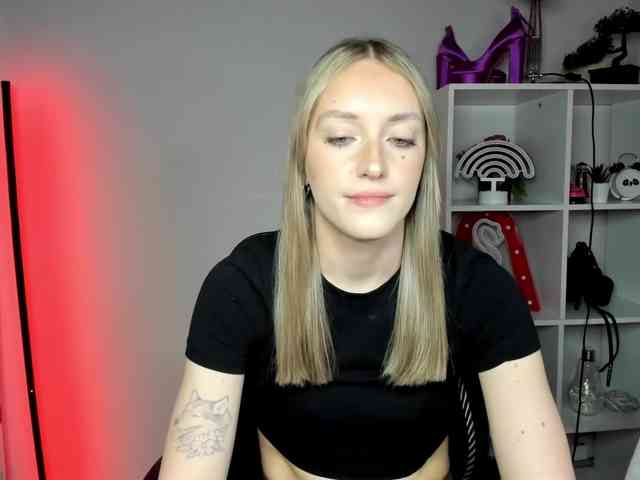 EvelynBlond26 webcam