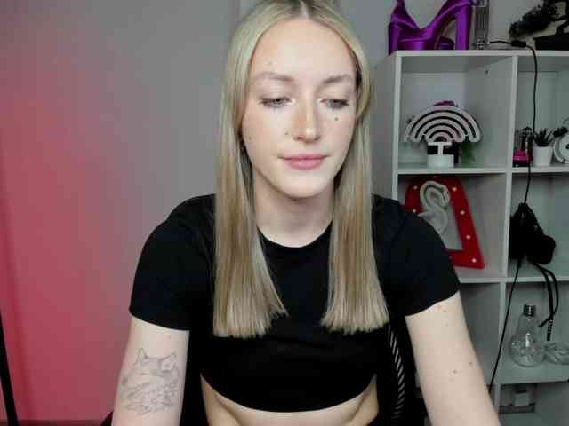 EvelynBlond26 webcam