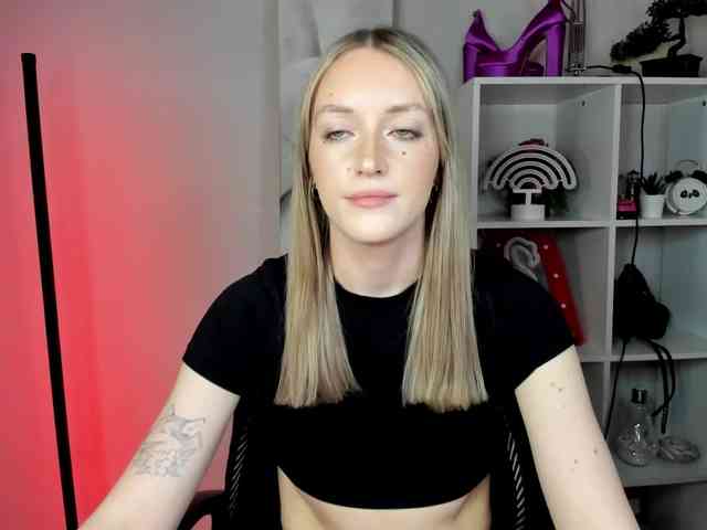 EvelynBlond26 webcam