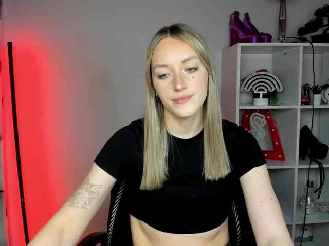 EvelynBlond26 webcam