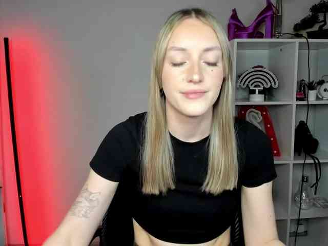 EvelynBlond26 webcam