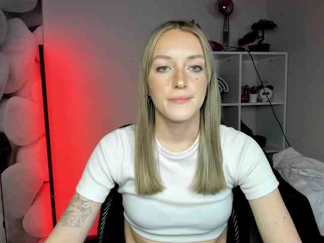 EvelynBlond26 webcam