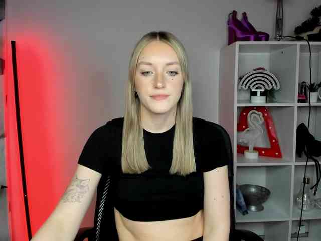 EvelynBlond26 webcam