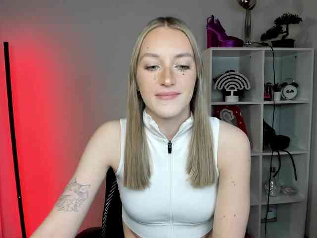 EvelynBlond26 webcam