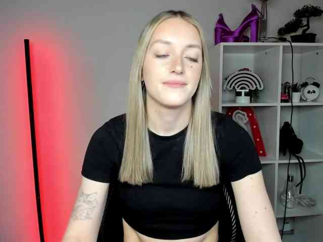 EvelynBlond26 webcam