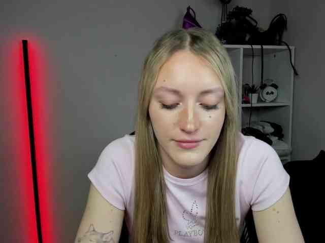 EvelynBlond26 webcam