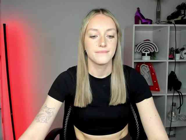EvelynBlond26 webcam