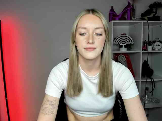 EvelynBlond26 webcam
