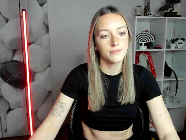 EvelynBlond26 webcam