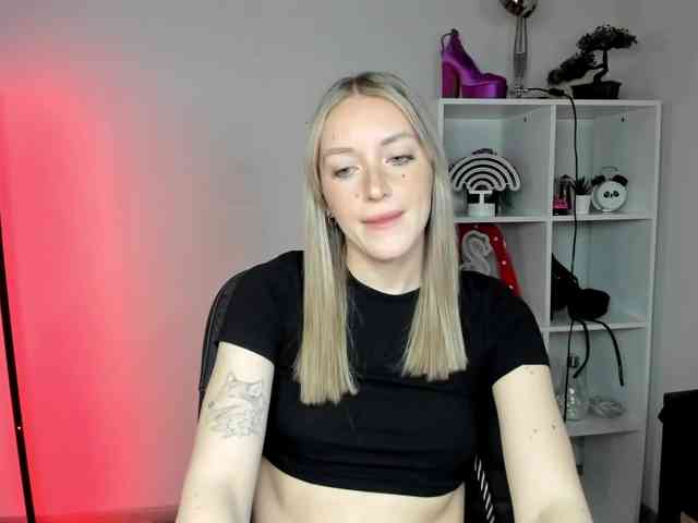 EvelynBlond26 webcam
