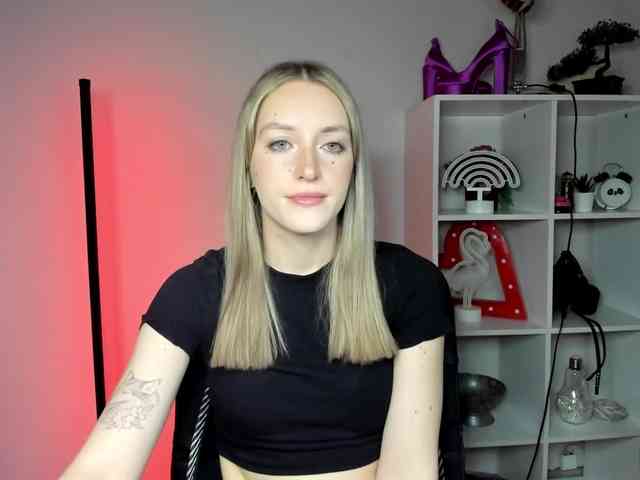 EvelynBlond26 webcam