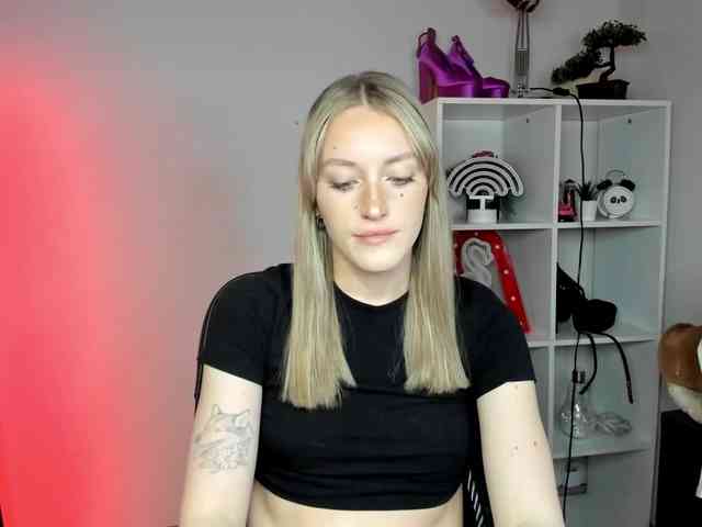 EvelynBlond26 webcam