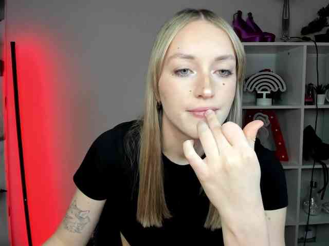 EvelynBlond26 webcam