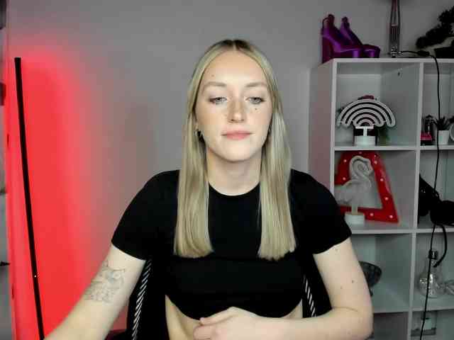 EvelynBlond26 webcam