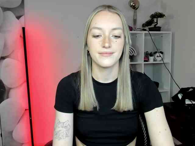 EvelynBlond26 webcam