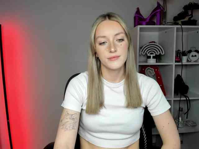 EvelynBlond26 webcam