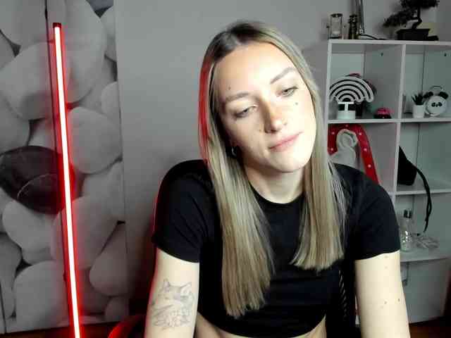 EvelynBlond26 webcam