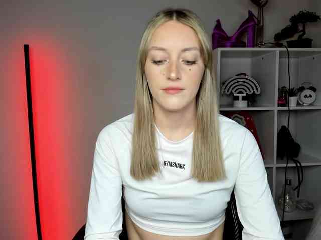 EvelynBlond26 webcam