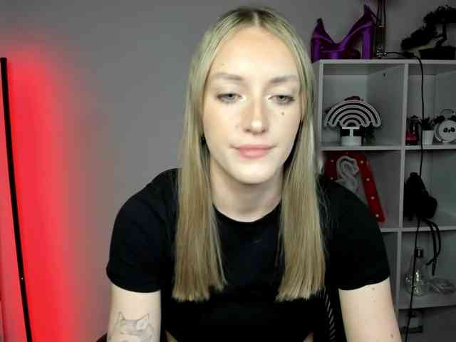 EvelynBlond26 webcam