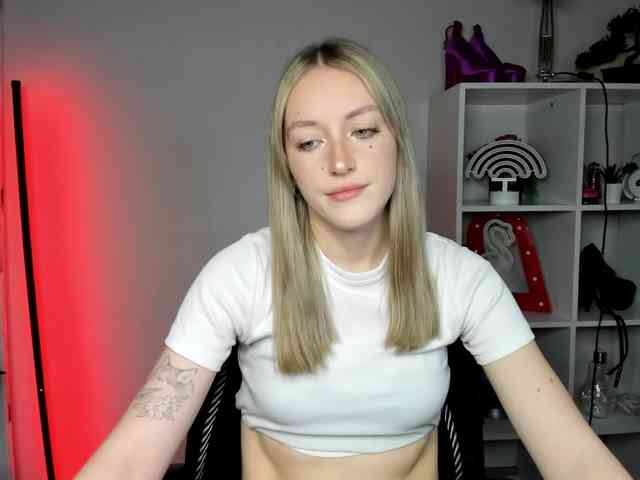 EvelynBlond26 webcam