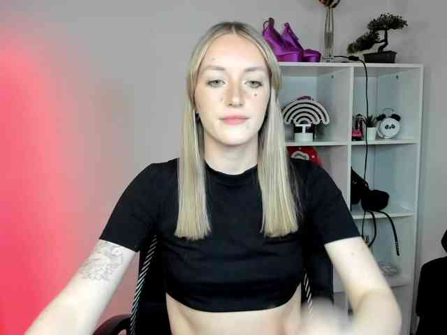 EvelynBlond26 webcam