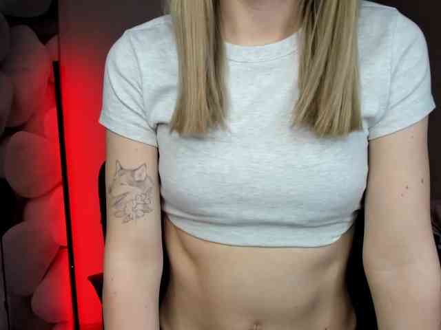 EvelynBlond26 webcam
