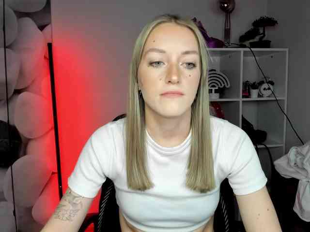 EvelynBlond26 webcam