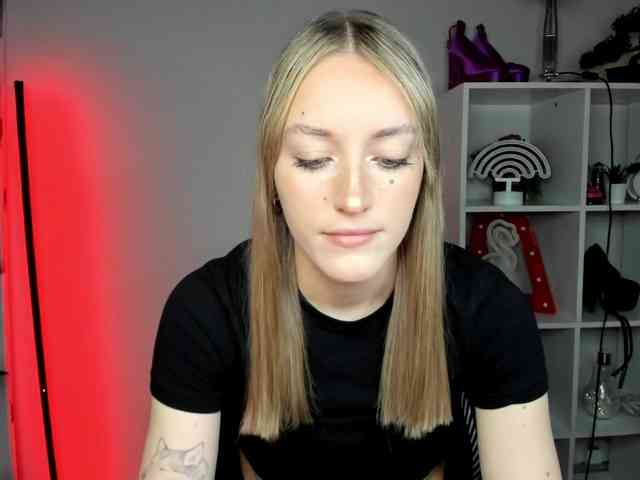 EvelynBlond26 webcam