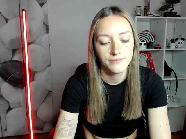 EvelynBlond26 webcam