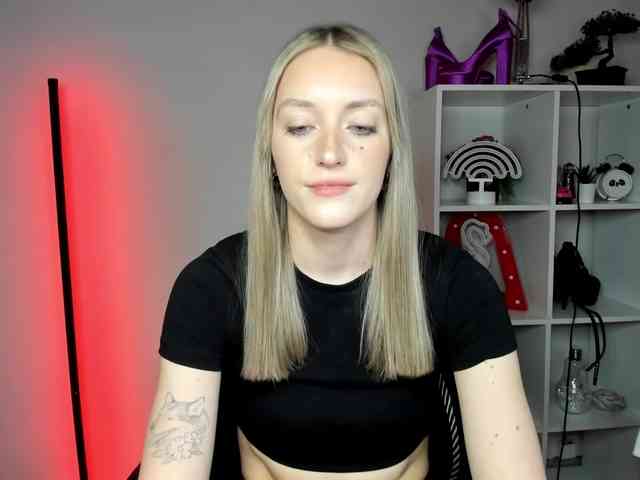 EvelynBlond26 webcam