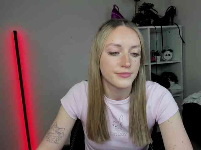 EvelynBlond26 webcam