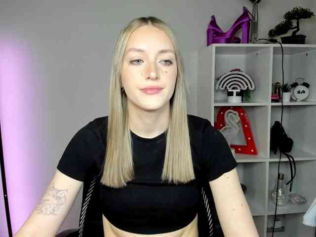 EvelynBlond26 webcam