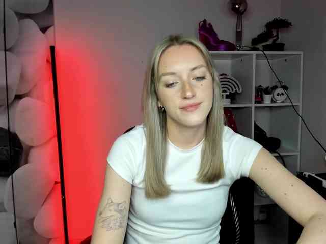 EvelynBlond26 webcam