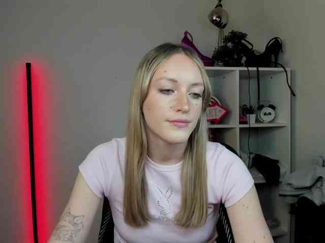 EvelynBlond26 webcam