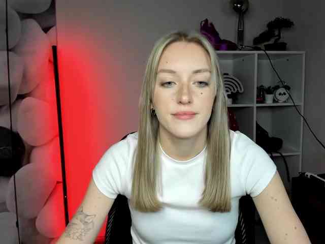 EvelynBlond26 webcam