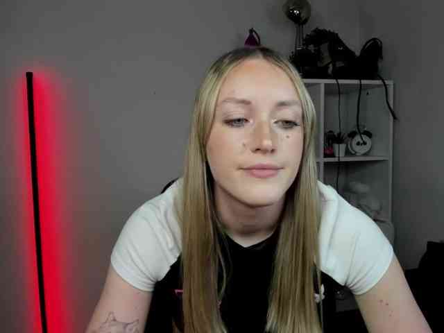 EvelynBlond26 webcam