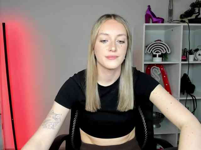 EvelynBlond26 webcam