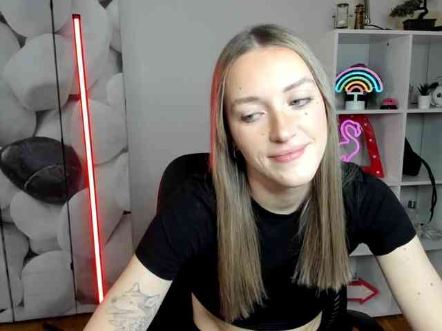 EvelynBlond26 webcam