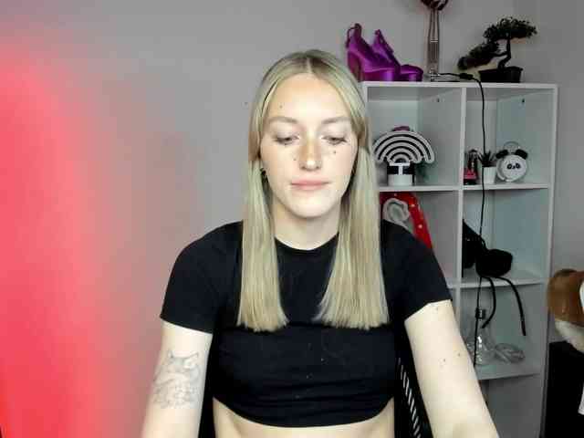 EvelynBlond26 webcam