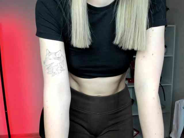 EvelynBlond26 webcam