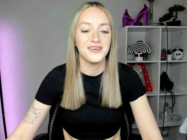 EvelynBlond26 webcam