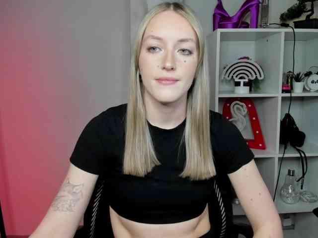 EvelynBlond26 webcam