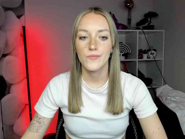 EvelynBlond26 webcam