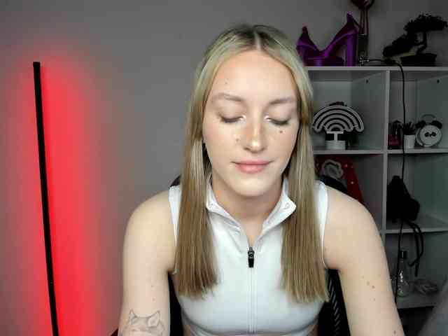 EvelynBlond26 webcam