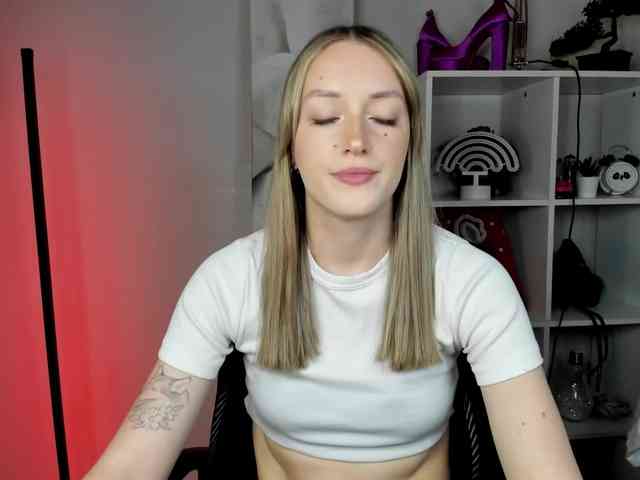 EvelynBlond26 webcam
