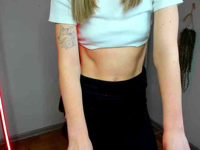 EvelynBlond26 webcam